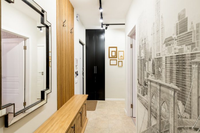 papel de parede com estampa de cidade no corredor