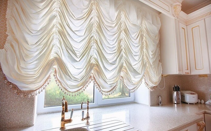 Cortinas francesas no interior da cozinha