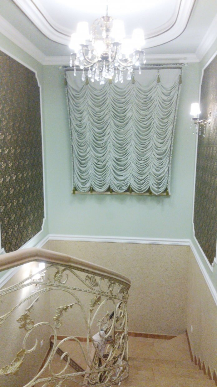cortinas de toldo na janela da escada