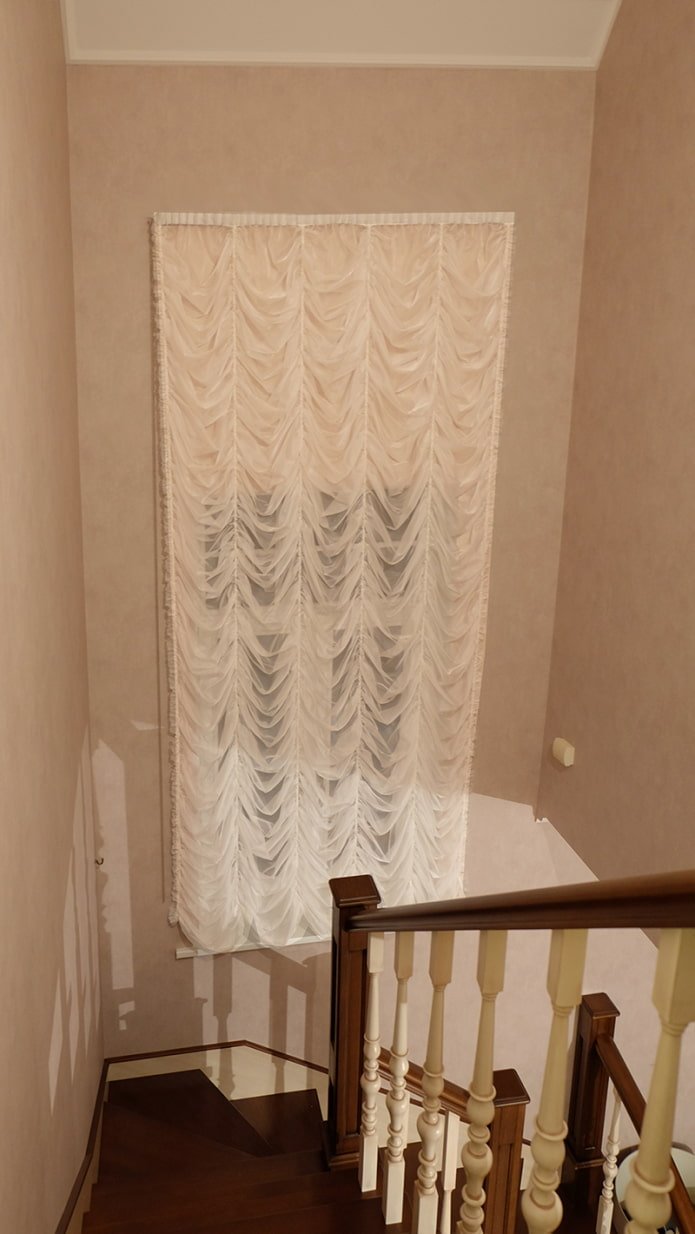 cortinas francesas na janela da escada