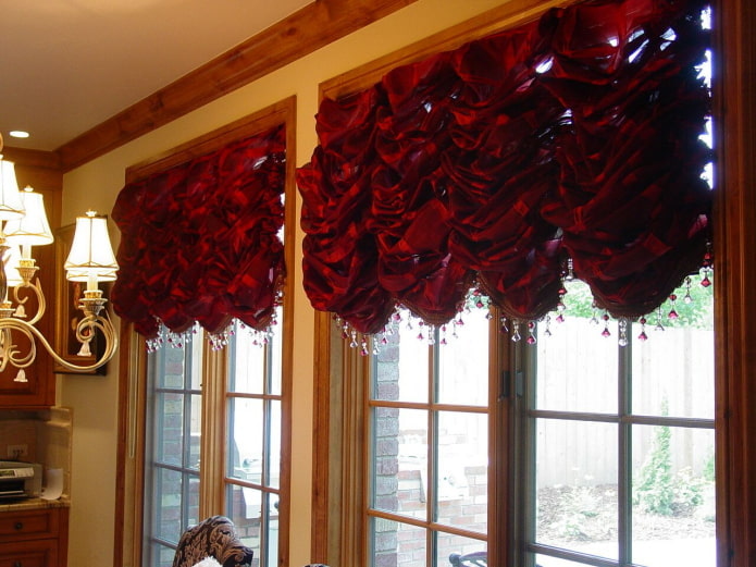 cortinas francesas vermelhas no interior