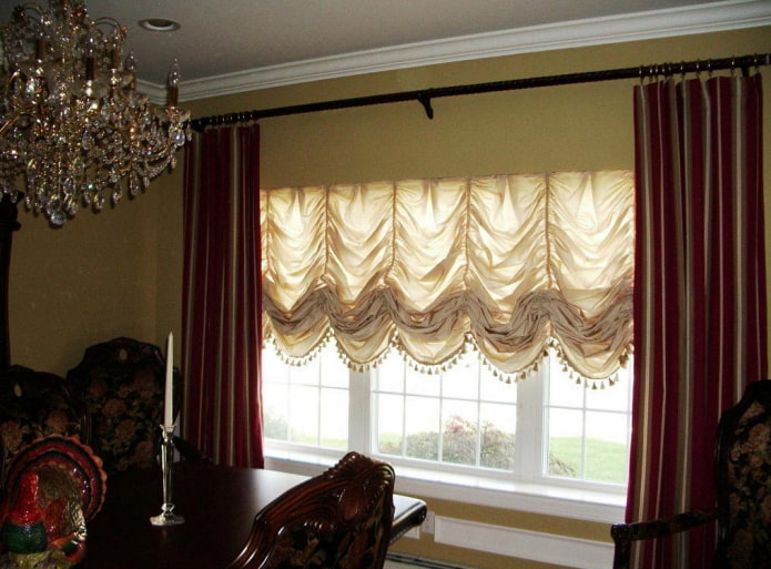 Cortinas francesas decoradas com borlas