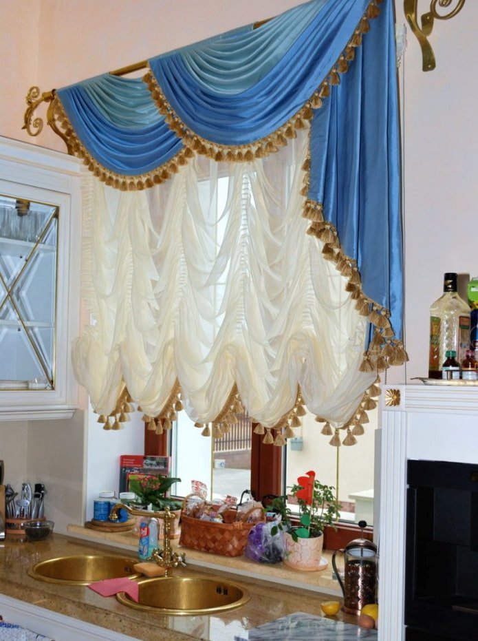 cortinas de toldo decoradas com borlas