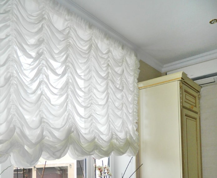 cortinas de toldo brancas no interior