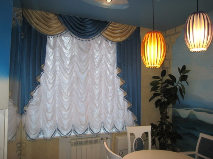 Cortinas francesas no interior da cozinha