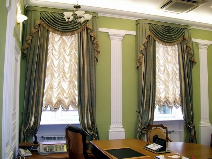 Cortinas francesas com franjas no interior