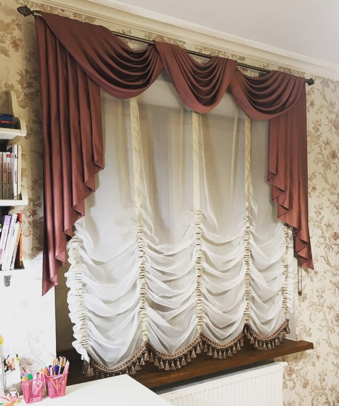 cortinas de toldo decoradas com borlas