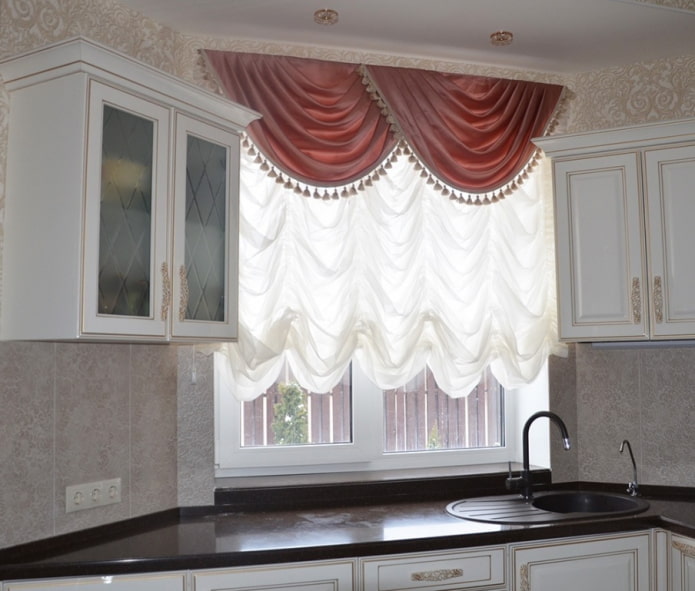 Cortinas francesas em combinação com um lambrequim