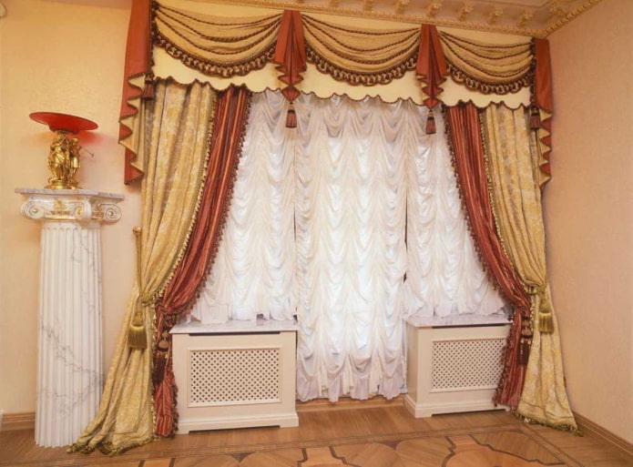 Cortinas francesas em uma janela com porta de sacada