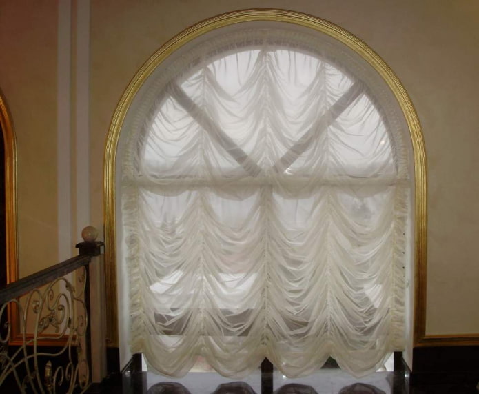 cortinas de toldo em uma janela arqueada