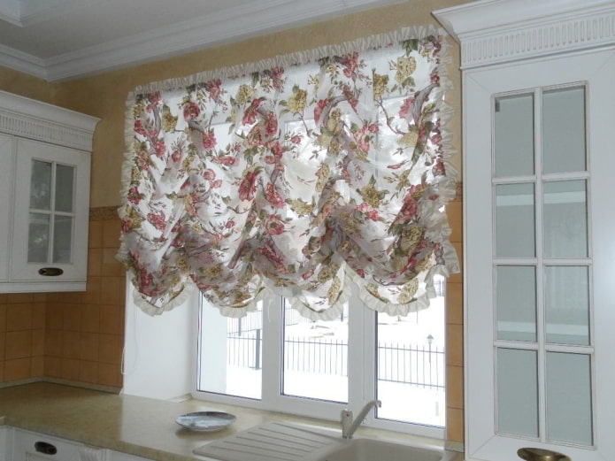 Cortinas francesas com padrão floral