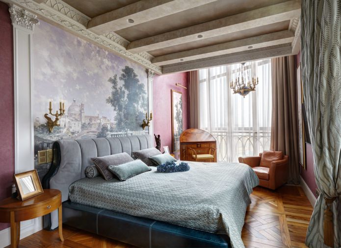 A parede na cabeceira da cama no quarto, em estilo clássico, é decorada com pintura em tecido não tecido