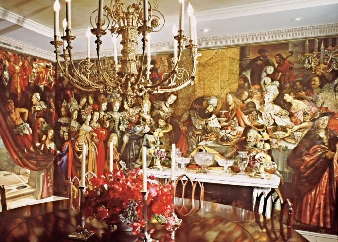 interior com afresco temático da vida cotidiana da Idade Média