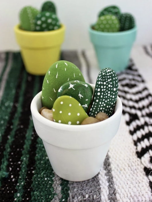Cactos feitos de pedrinhas