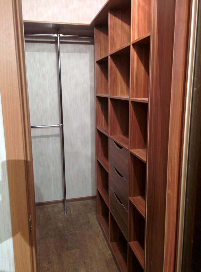 guarda-roupa espaçoso