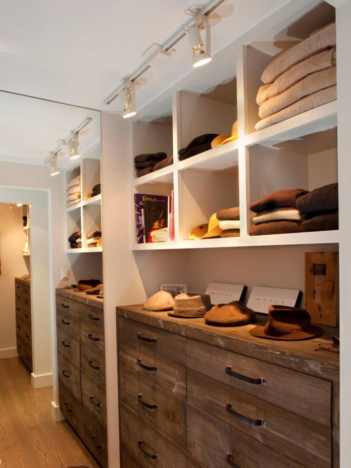 closet pequeno com espelho
