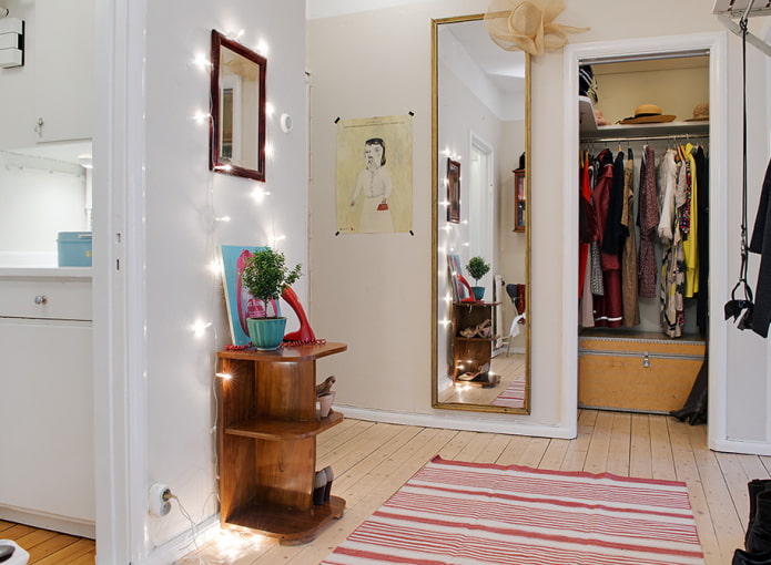 preenchimento interno do guarda-roupa no corredor