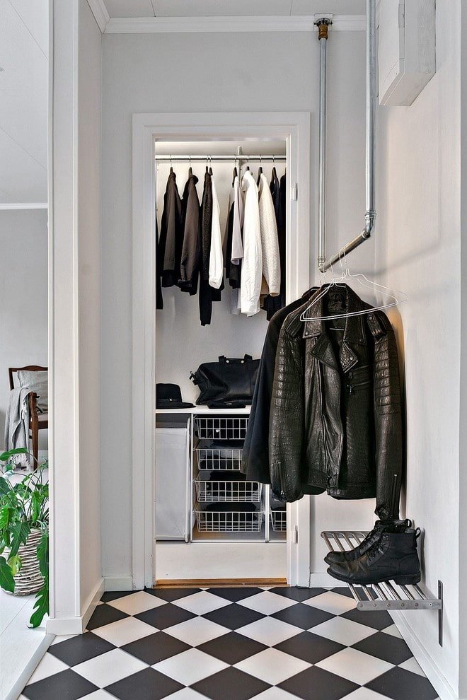 preenchimento interno do guarda-roupa no corredor