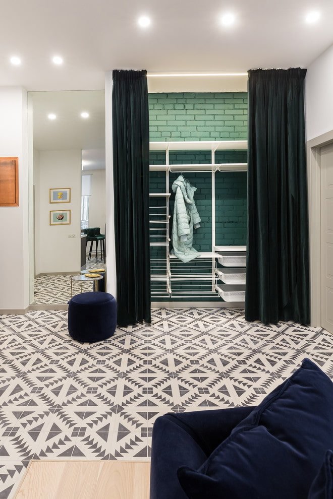 preenchimento interno do guarda-roupa no corredor