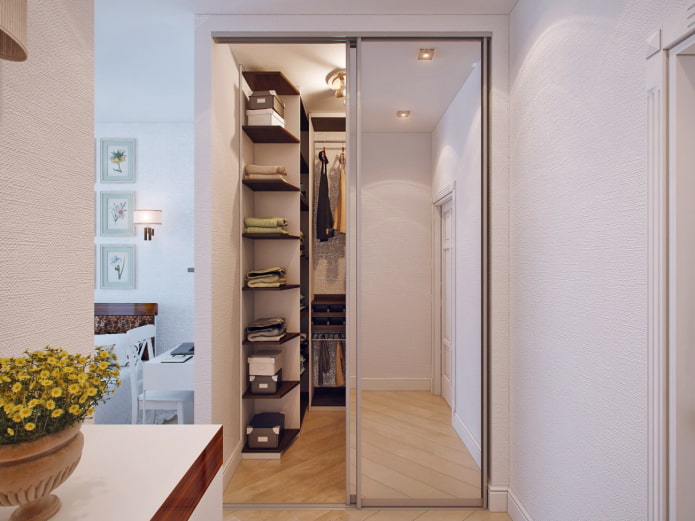 preenchimento interno do guarda-roupa no corredor
