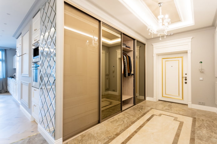 guarda-roupa ao longo da parede no interior do corredor