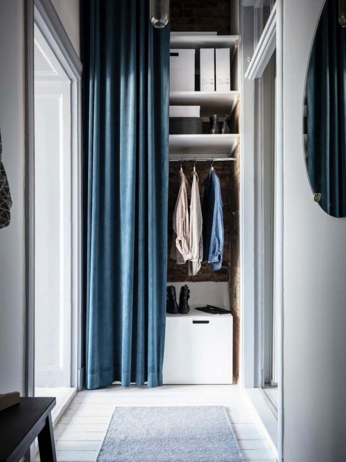 guarda-roupa no interior de um pequeno corredor