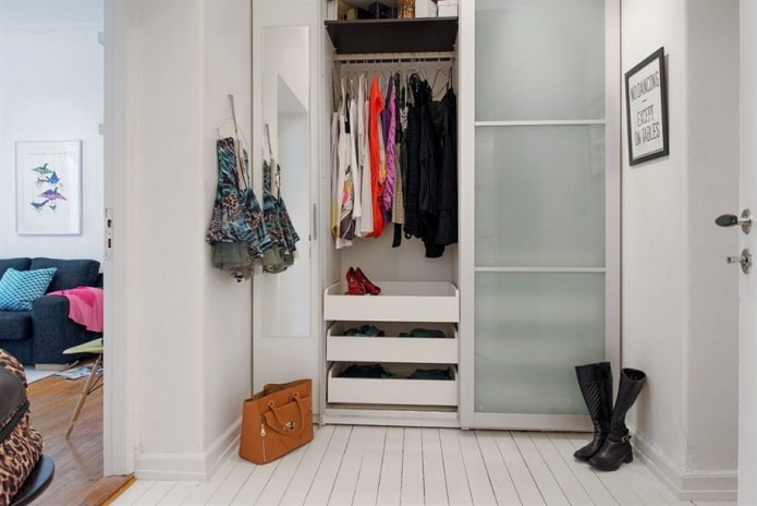 guarda-roupa no interior de um pequeno corredor