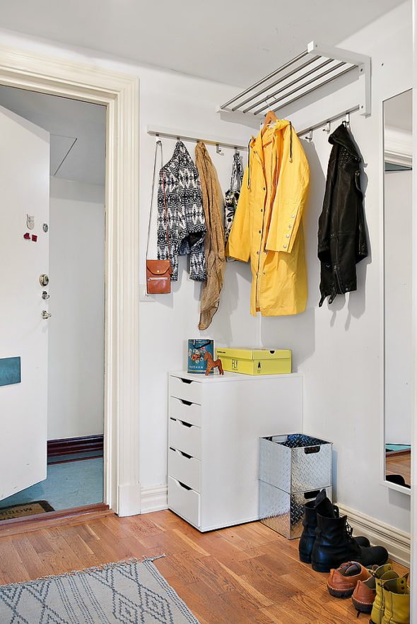 guarda-roupa no interior de um pequeno corredor