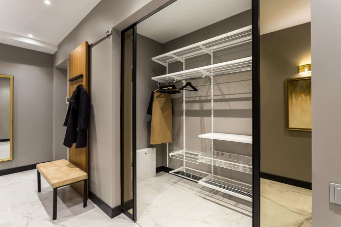 preenchimento interno do guarda-roupa no corredor