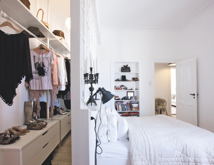 vestiário atrás da cama no interior do quarto