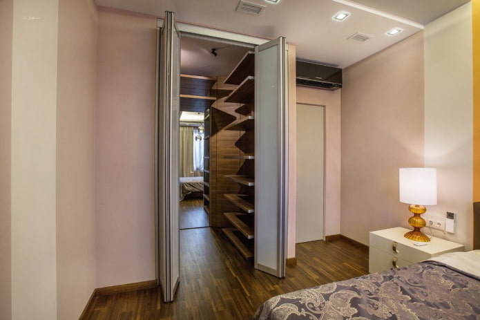 vestiário em um nicho no interior do quarto