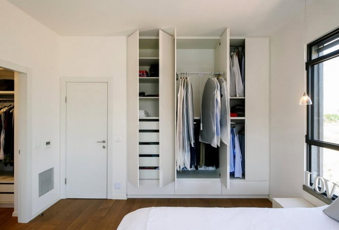 preenchendo o guarda-roupa no interior do quarto