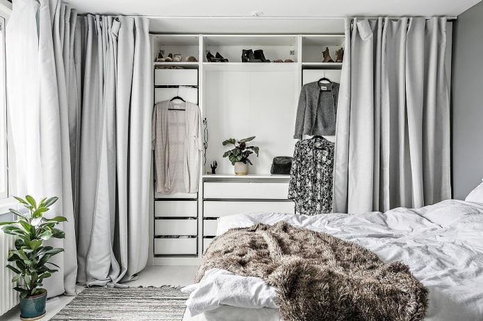 preenchendo o guarda-roupa no interior do quarto