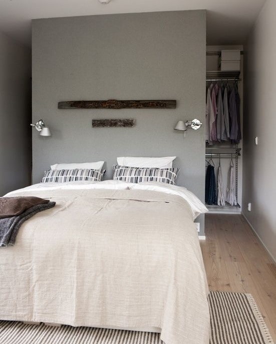 vestiário atrás da cama no interior do quarto