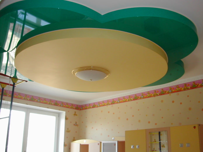 placas de gesso multicoloridas e estrutura tensionada