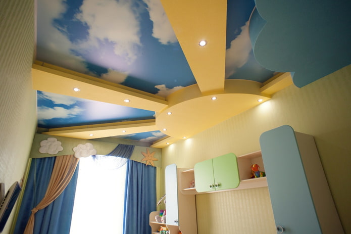 Construção em gesso cartonado com tela esticada no quarto do bebê