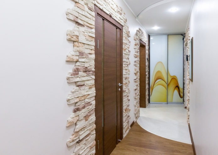 ladrilhos de gesso ao redor da porta no interior