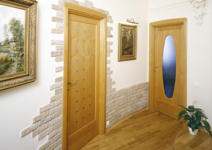 ladrilhos de gesso ao redor da porta no interior