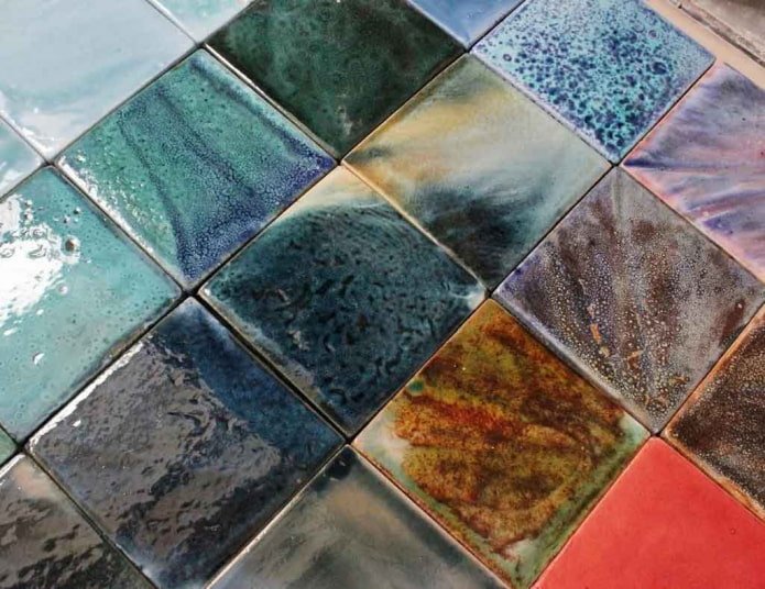 esmalte incomum no azulejo