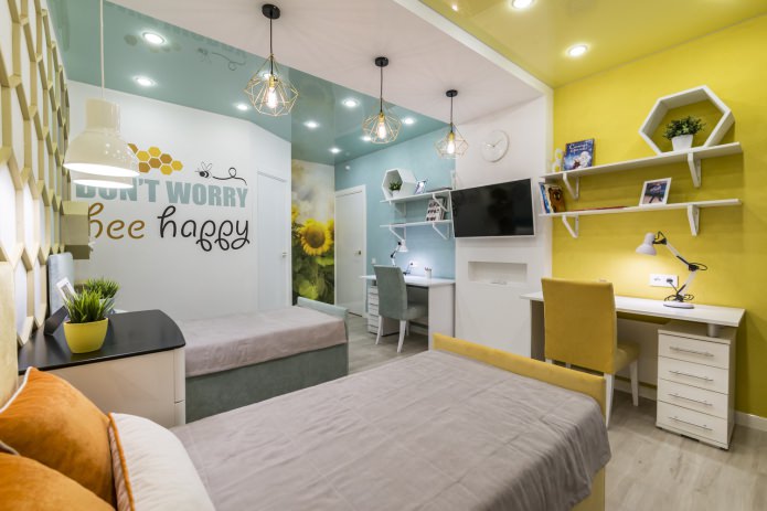 teto turquesa e amarelo no quarto do bebê