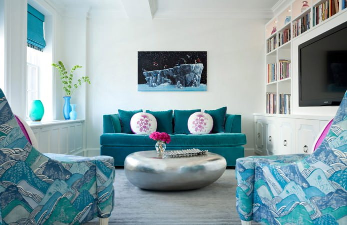 Interior da sala de estar branca e azul