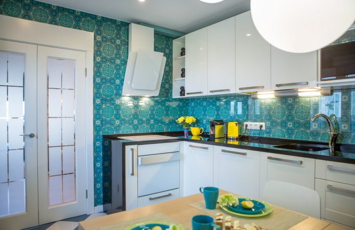 cozinha com papel de parede azul