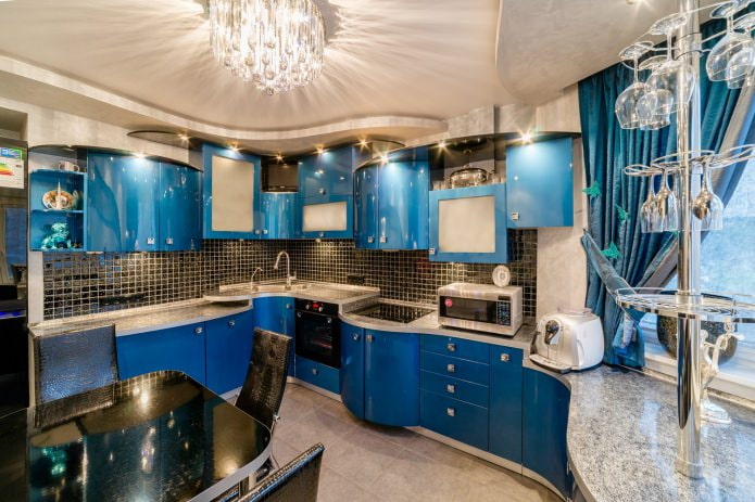 Interior bege e azul de uma cozinha moderna