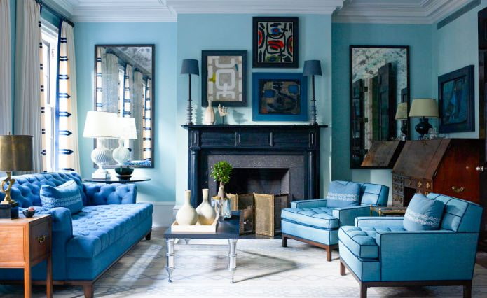 Interior de sala de estar azul e azul claro com lareira