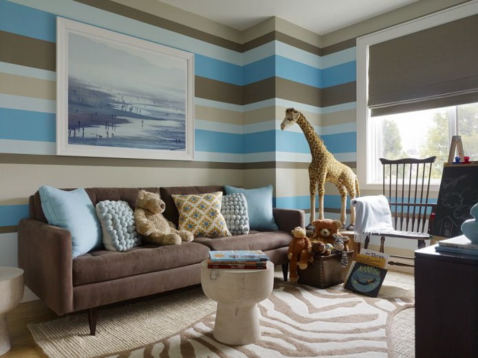 Interior de quarto infantil marrom e azul com papel de parede listrado