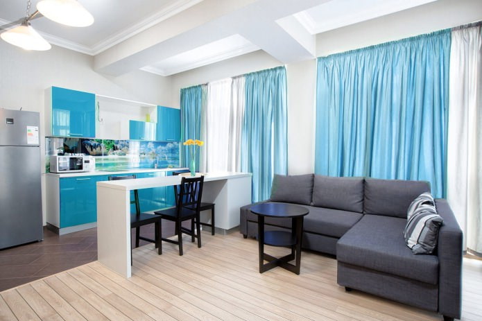 Cor azul no interior da cozinha e sala de estar