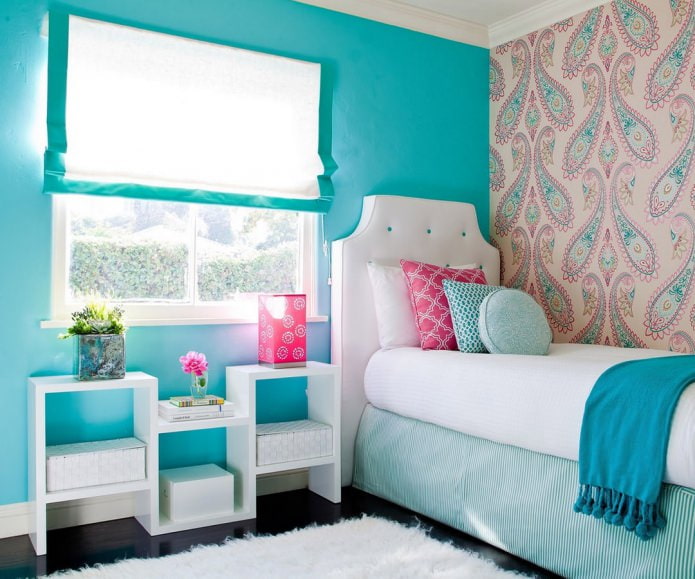 Interior rosa e azul de um quarto infantil