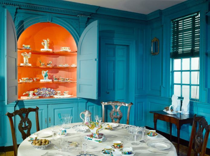Interior de cozinha laranja e azul em estilo clássico