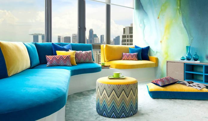 Amarelo e azul no interior do quarto