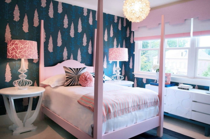 interior azul e rosa de um quarto infantil